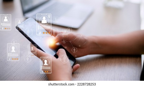 Concepto de servicio de búsqueda de especialistas en aplicaciones de reclutamiento en línea con tarjetas virtuales con información de clasificación y perfil en un smartphone en mano.