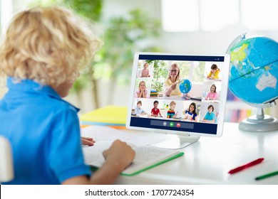 Online-Fernunterricht. Schulkinder mit Computer, die Videokonferenz-Chat mit Lehrer und Klassengruppe. Kind, das von zu Hause aus lernt. Unterricht während der Quarantäne und des Ausbruchs des Coronavirus.