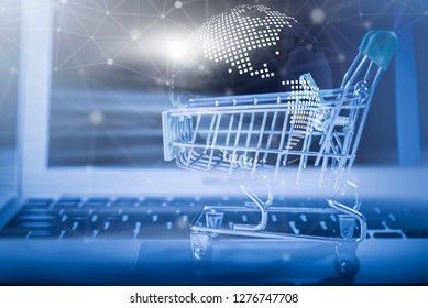  Online-Shopping-Konzept. Nahaufnahme des Warenkorbs mit dem Symbol für digitale Globale und drahtlose digitale Verbindung auf dem Laptop. Unternehmen und Technologie.