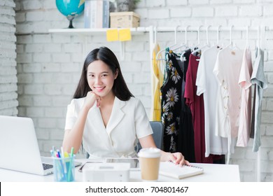 Online Women Sellers Are Selling Clothes. Via The Social Network In Her Home