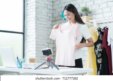 Online Women Sellers Are Selling Clothes. Via The Social Network In Her Home