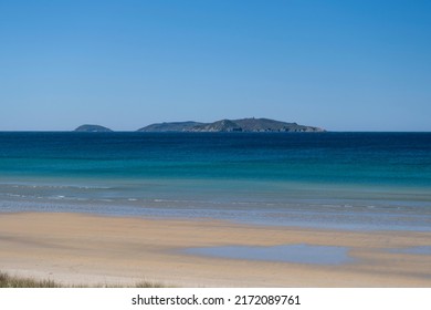 Isla Ons vista desde la playa de A Lanzada en O Grove, Galicia, España