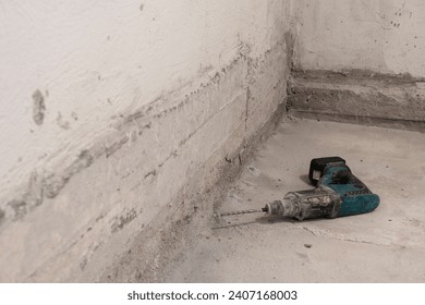 ool of Precision, the Drill Rests on Beton Floor, Awaiting Artistic Craftsmanship to Unfold in Room.