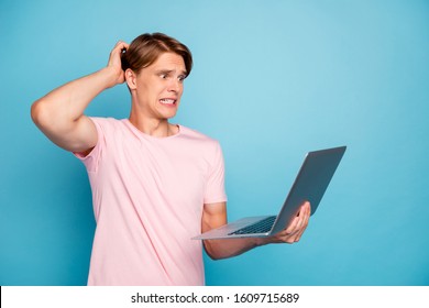 Oops! Profile Photo Of Funny Attractive Guy Holding Notebook Read Error Report Scratching Head Have Problems Wear Casual Pink T-shirt Isolated Blue Color Background