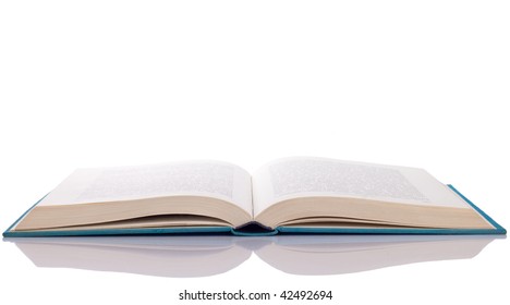 offenes blaues Buch mit Reflexion - einzeln auf Weiß