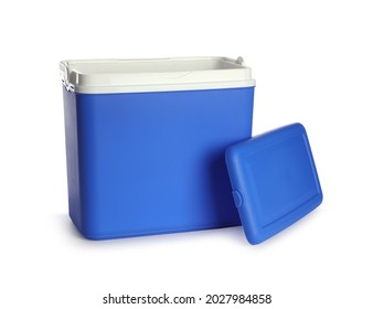 Caja fría de plástico azul abierta aislada en blanco