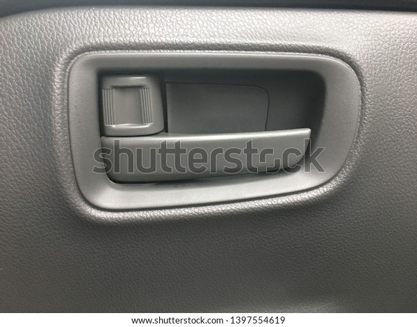 Open the car\
door handle to lock the car\
door.