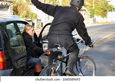 Open car door puts cyclists on bike path in great danger