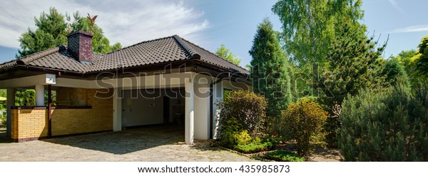 Offene Garage Im Modernen Haus Mit Stockfoto Jetzt Bearbeiten