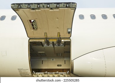 370 Airplane at cargo door open Images, Stock Photos & Vectors ...