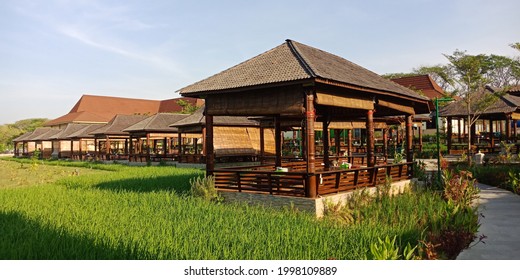 Open Cottage Or Bungalow Restaurant Surrounding With Paddy Field To Freshen Visitors Mood From The City Life Hustle And Bustle.