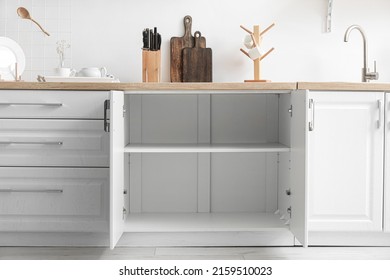 Open Counter For Utensils In Modern Kitchen