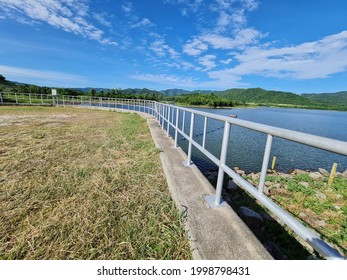 The Open Courtyard Is A Parking Spot For Viewing The View On The Dam Ridge. 