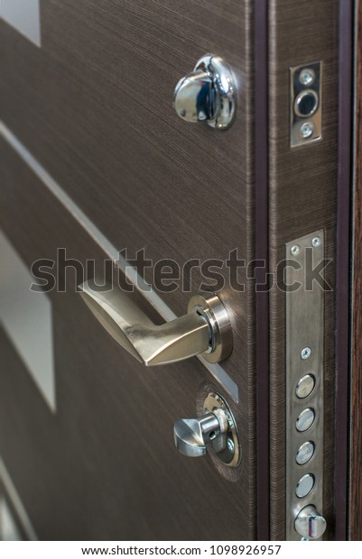 Open Door Door Lock Dark Brown Stockfoto Jetzt Bearbeiten