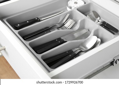 Cajón abierto con diferentes utensilios. Orden en la cocina