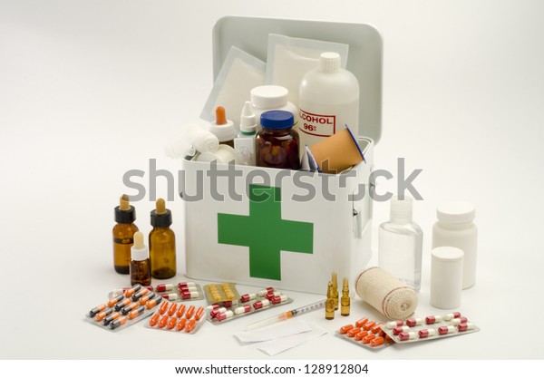 Kit de primeros auxilios abierto lleno de suministros médicos de fondo blanco
