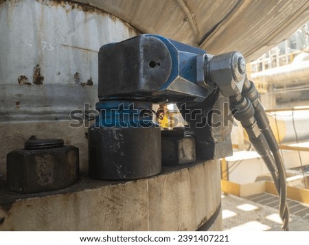 Open hard and large bolts using tools HYTORC - Hydraulic Torque Wrench HYTORC