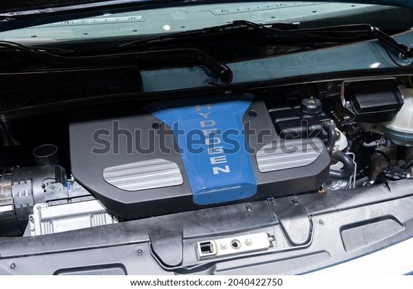 Open hood of the fuel cell car. Engine with\
the inscription HYDROGEN on the\
cover.