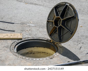 Open manifold manhole cover with hinge fastening