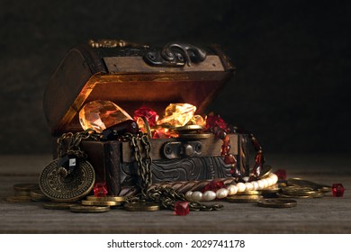 Open Old Wooden Chest, Many Treasures, Gems, Jewelry And Money, Pirate Treasure, Large Inheritance, Diamonds And Rubies