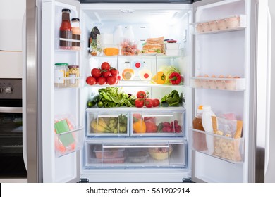 Открытый холодильник со свежими фруктами и овощами