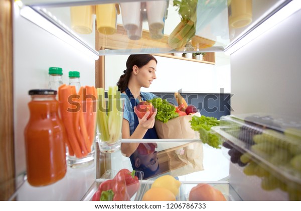 新鮮な果物と野菜を入れた冷蔵庫を開ける 冷蔵庫を開ける の写真素材 今すぐ編集