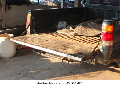 Open The Tailgate At A Pickup Car