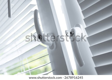 Open windows with lockable handle and key
