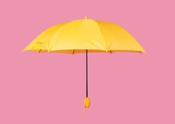 Parapluie Jaune Ouvert Isolé Sur Fond Rose Pastel