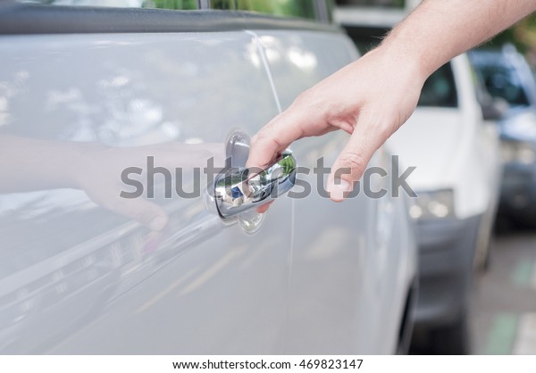 Opening car\
door, Man hand opening car door, close\
up