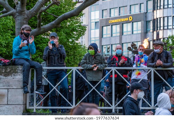 Opening
ceremony of the lateral thinkers for the Whitsun weekend in Berlin
on May 22nd, 21st. Participants of the car parade celebrate the
opening, which leads to arrests by the
police.
