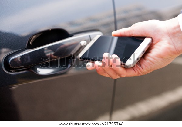 Opening and closing car door with smart\
phone / Automobile, IT, information\
communication