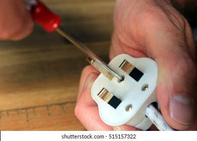 Opening A UK 13 Amp Domestic Electric Plug To Change The Fuse