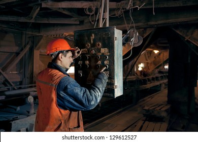 operating mines in the helmet presses a button on the remote control of the conveyor
