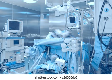 Operationssaal mit Ausstattung im Krankenhaus.