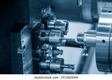 Die Bedienung der Multitasking-CNC-Drehmaschine schweissen Typ Schneiden der hochpräzisen Teil. Die Hi-Tech-Rohrverbindungsstücke mit CNC-Drehmaschine.