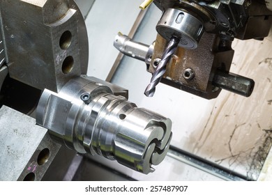 Operator Machining Die Casting Machine Parts By High Precision CNC Lathe