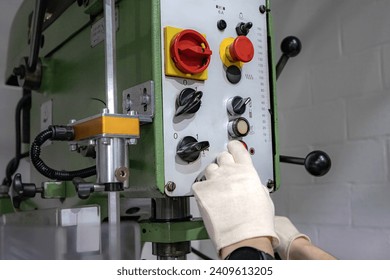 The operator of a mechanically controlled drilling machine switches cutting modes.