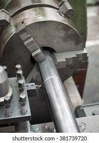 Operator Turning Part By Manual Lathe Machine