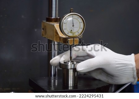 operator uses the indicator test dial on the stand for accurate measurements,Dial Test Indicator on the stand for accurate measuremen