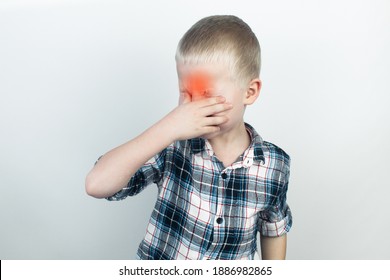 An ophthalmologist examines a boy who complains of burning and pain in his eyes. Eye fatigue from a computer or phone screen (sensation of sand on the cornea). Diagnosis of conjunctivitis in children.