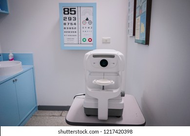 Ophthalmologists and ophthalmic instruments are advanced technology and visual gauges.
