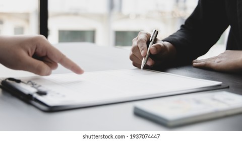 Opposition to wrongdoing and social injustice, Businessmen give bribes to employees to sign approvals through illegal projects, Fraud and corruption Or something illegal. - Shutterstock ID 1937074447