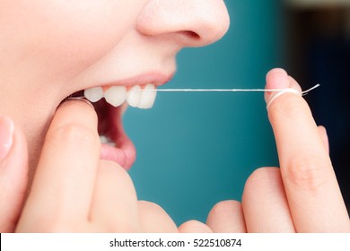 Гигиена полости рта и здравоохранение. Улыбающиеся женщины используют зубную нить белые здоровые зубы.