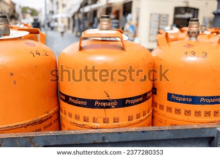 Orange Butane and Propane Cylinders Ready for Delivery Foto stock © 