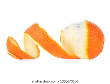 Orangefarbene Zitrusfrüchte und Orangenschalen auf weißem Hintergrund. Geschälte Orange. 