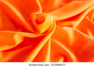 Orangefarbenes Tuch wird zur Herstellung von T-Shirts verwendet.