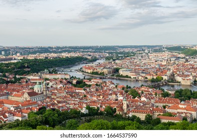 Orangefarbene Dachhäuser mit Karlsbrücke im Hintergrund in der Tschechischen Republik Prag
