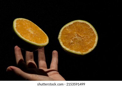 The orange is the fruit of the orange tree, a tree in the Rutaceae family. It is a hybrid fruit that would have emerged in antiquity from the crossing of pomelo with tangerine.
