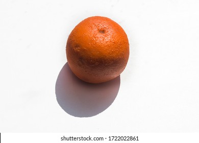 Orange einzeln auf weißem Hintergrund